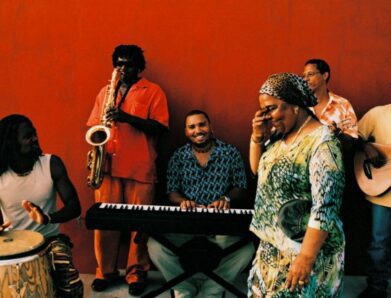 Η CESARIA EVORA, H «ΞΥΠΟΛΙΤΗ ΝΤΙΒΑ» ΣΤΟ ΘΕΑΤΡΟ ΒΡΑΧΩΝ