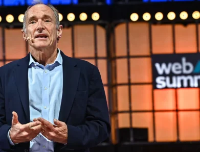 Μαικ Μπέρνερς – Λι: «Η ανθρωπότητα οδεύει προς ένα πολύ σκοτεινό και δυσάρεστο μέλλον»