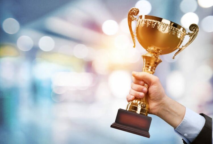 ΤΕΛΕΤΗ ΑΠΟΝΟΜΗΣ ΒΡΑΒΕΙΩΝ «ΚΑΡΟΛΟΣ ΚΟΥΝ»