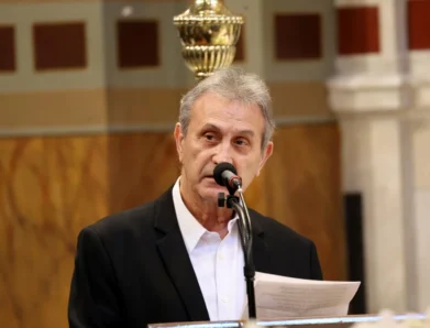 «ΔΕΝ ΠΕΘΑΝΕΣ ΠΡΟΧΘΕΣ, ΕΦΥΓΕΣ, ΠΕΤΑΞΕΣ ΠΑΝΩ ΑΠΟ ΤΟ ΗΡΩΔΕΙΟ»