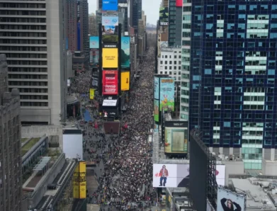ΗΠΑ: ΜΑΖΙΚΕΣ ΔΙΑΔΗΛΩΣΕΙΣ ΣΕ ΟΛΟΚΛΗΡΗ ΤΗΝ ΧΩΡΑ ΕΝΑΝΤΙΑ ΣΤΙΣ ΠΟΛΙΤΙΚΕΣ ΤΟΥ ΤΡΑΜΠ